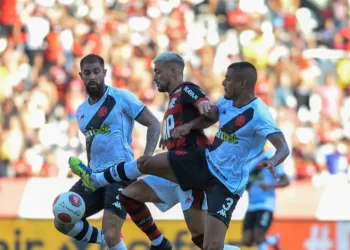 Vasco e Flamengo se enfrentam em busca de vaga na final do Carioca