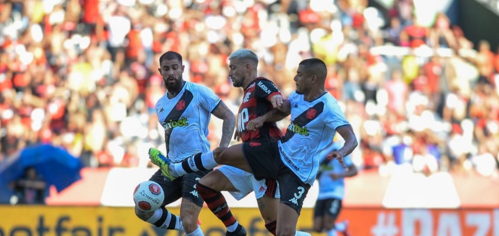 Vasco e Flamengo se enfrentam em busca de vaga na final do Carioca