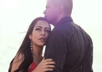 MULHER FLAGRADA COM MORADOR DE RUA SE PRONUNCIA PELA PRIMEIRA VEZ E DIZ QUE “SURTOU”.