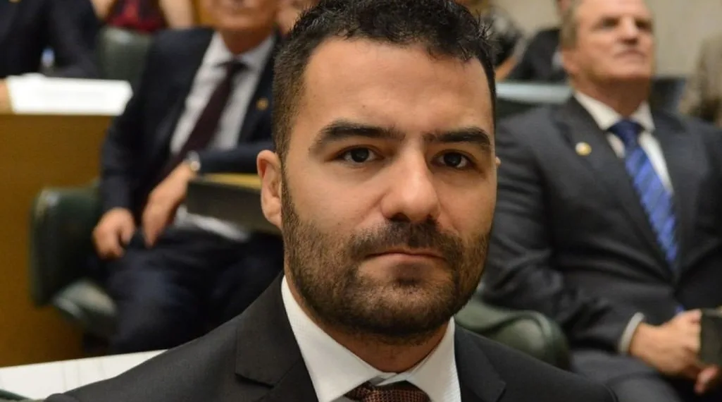 DEPUTADO “MAMÃE FALEI”, FALOU DEMAIS E RENUNCIOU O CARGO: SÃO FÁCEIS PQ SÃO POBRES…