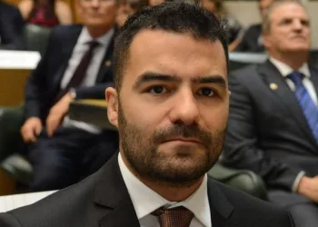 DEPUTADO “MAMÃE FALEI”,  FALOU DEMAIS E RENUNCIOU O CARGO: SÃO FÁCEIS PQ SÃO POBRES…