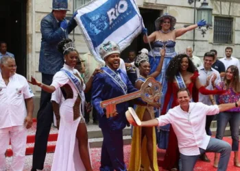 Eduardo Paes entrega chave da cidade para o Rei Momo e começa oficialmente o carnaval no Rio