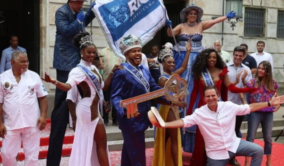 Eduardo Paes entrega chave da cidade para o Rei Momo e começa oficialmente o carnaval no Rio