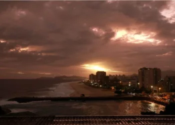 Praia na Zona Oeste ganha sistema inédito de iluminação, e píer poderá ser visto de toda a orla