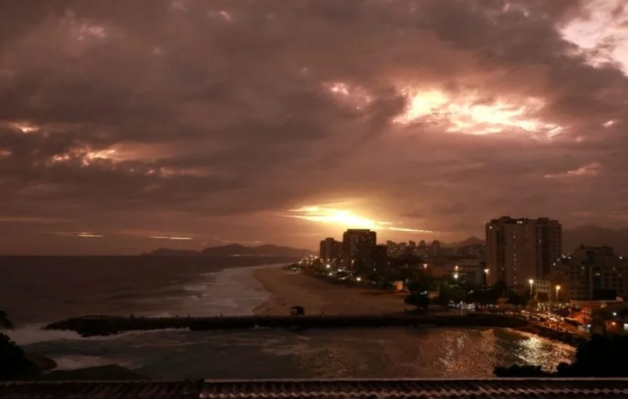 Praia na Zona Oeste ganha sistema inédito de iluminação, e píer poderá ser visto de toda a orla