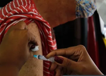 Rio anuncia segunda dose de reforço para covid-19 para todos idosos