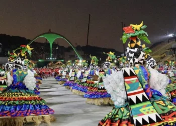 Depois das escolas da Série Ouro, chegou a vez do Grupo Especial no Sambódromo