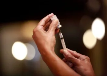 Covid-19: Rio inicia aplicação da segunda dose de reforço em pessoas com mais de 60 anos