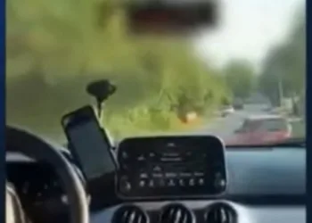 VÍDEO: Motorista de aplicativo arranca passageira pelos cabelos do carro; assista