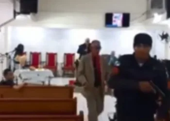 Vídeo mostra criminosos invadindo igreja no RJ e trocando tiros com a PM