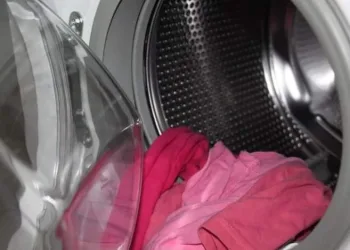 Criança morre afogada após cair em máquina de lavar roupa