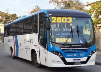 Motorista de ônibus leva facada durante assalto â frescão na Zona Oeste