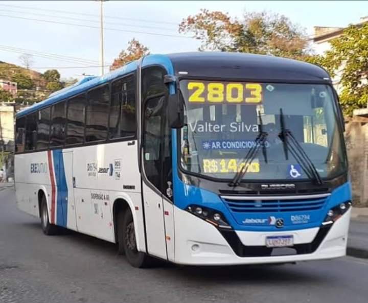 Motorista de ônibus leva facada durante assalto â frescão na Zona Oeste
