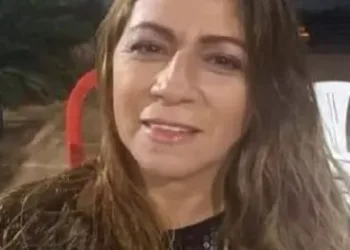 Marido ciumento assassina mulher com 22 facadas na frente do enteado