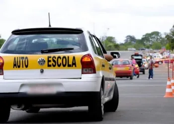 AUTO ESCOLAS PODEM DEIXAR DE SER OBRIGATÓRIAS PARA TIRAR CNH