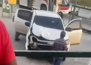 PROFESSORA TEM CARRO METRALHADO POR BANDIDOS NA ZONA OESTE