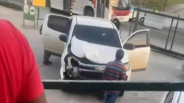 PROFESSORA TEM CARRO METRALHADO POR BANDIDOS NA ZONA OESTE