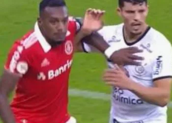 JOGADOR DO CORINTHIANS É PRESO POR CHAMAR DE MACACO , JOGADOR ADVERSÁRIO