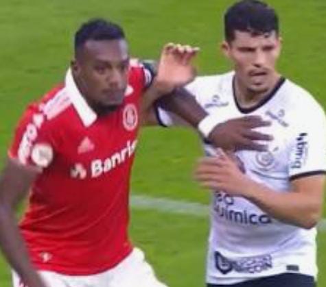 JOGADOR DO CORINTHIANS É PRESO POR CHAMAR DE MACACO , JOGADOR ADVERSÁRIO