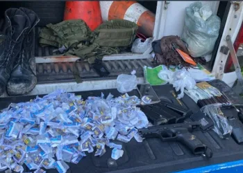 PM é alvejado por tiros em  comunidade no RJ  durante operação da polícia.