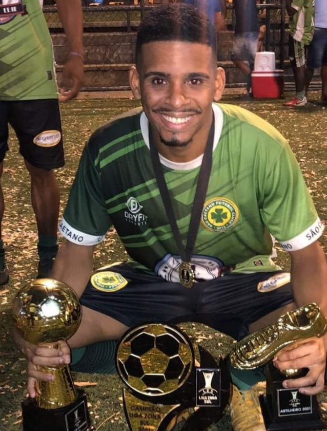JOGADOR DE FUTEBOL É EXECUTADO POR BANDIDOS NO RJ