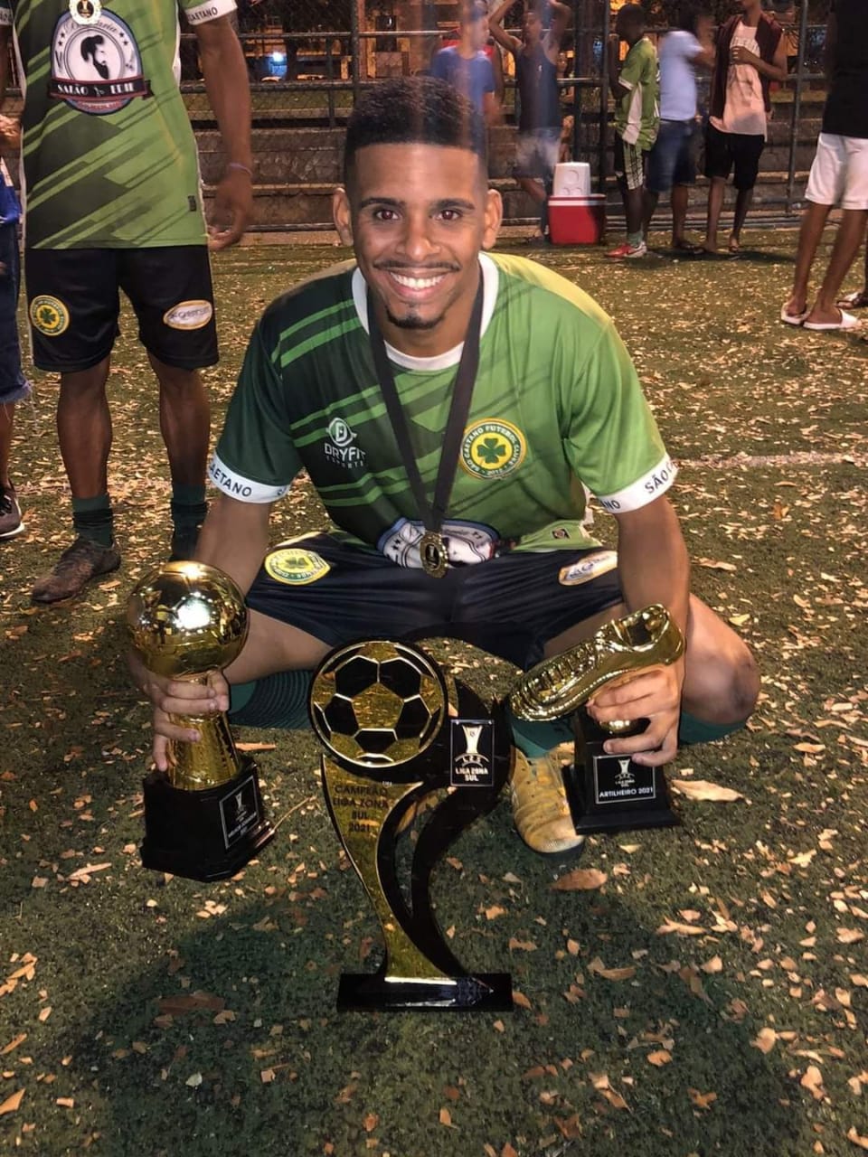 JOGADOR DE FUTEBOL É MORTO POR BANDIDOS NO RJ!!
