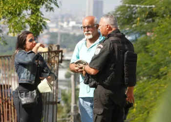 Esposa do PM morto em acidente na viatura diz não saber como contar ao filho que o pai se foi.