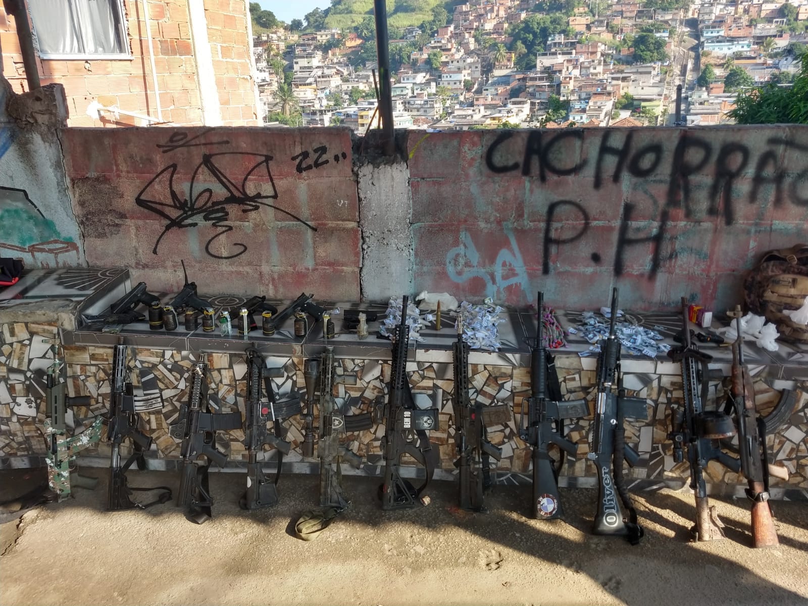 URGENTE: 11 BANDIDOS FORAM PRO INFERNO EM CONFRONTO COM A POLÍCIA NO RJ!! VEJA A ESCALAÇÃO!!
