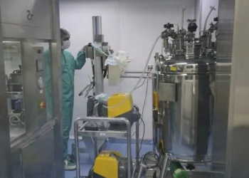 Fiocruz vai produzir primeiro antiviral oral contra covid-19 no Brasil