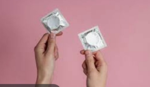 Mulher é presa por furar camisinhas de parceiro sem ele saber