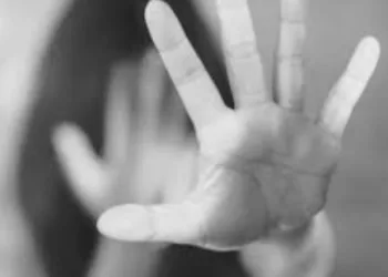 Mãe esfaqueia homem que foi flagrado estuprando filha de 5 anos