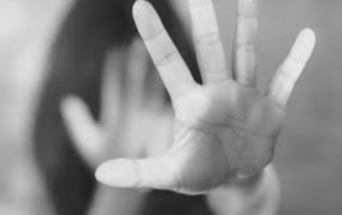 Mãe esfaqueia homem que foi flagrado estuprando filha de 5 anos