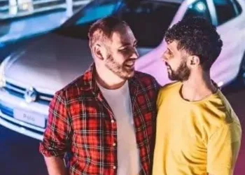PROPAGANDA DA WOLKSWAGEN COM CASAL GAY VIRA ALVO DE ATAQUES HOMOFÓBICO