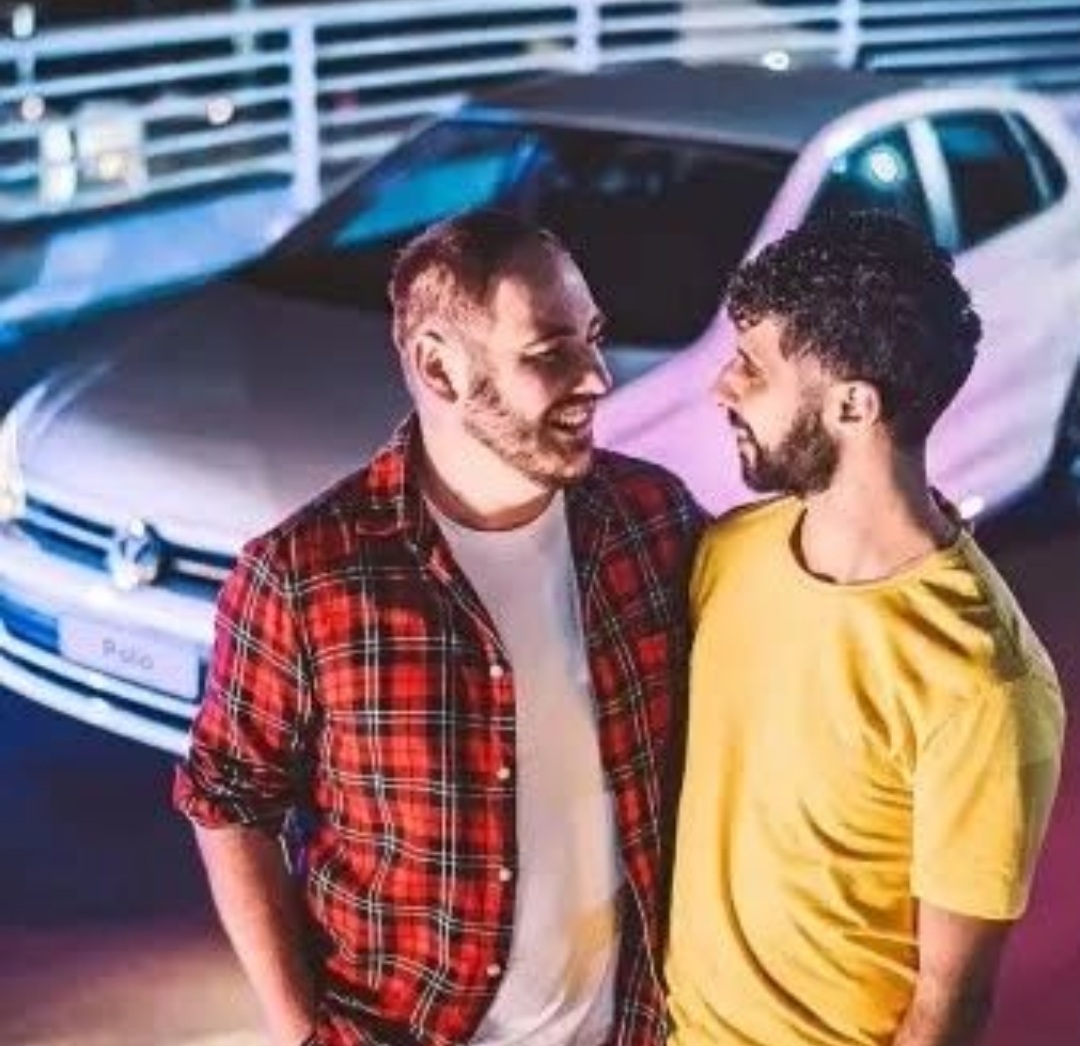 PROPAGANDA DA WOLKSWAGEN COM CASAL GAY VIRA ALVO DE ATAQUES HOMOFÓBICO