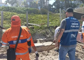 GARIS ENCONTRAM ALGO INUSITADO ENTERRADO EM PRAIA DO RJ