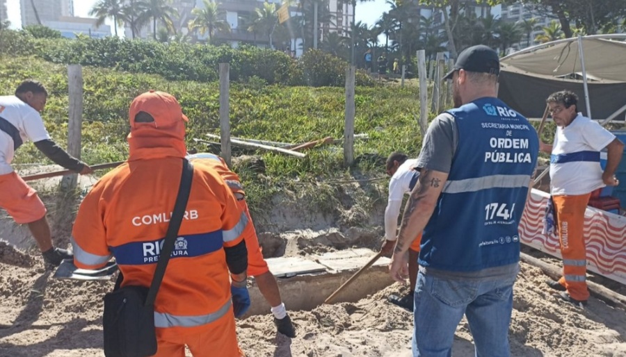 GARIS ENCONTRAM ALGO INUSITADO ENTERRADO EM PRAIA DO RJ