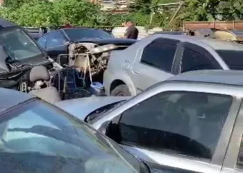 A SUBPREFEITURA  FLAGRA IRREGULARIDADES NUM FERRO VELHO NA ZONA OESTE( VIDEO)