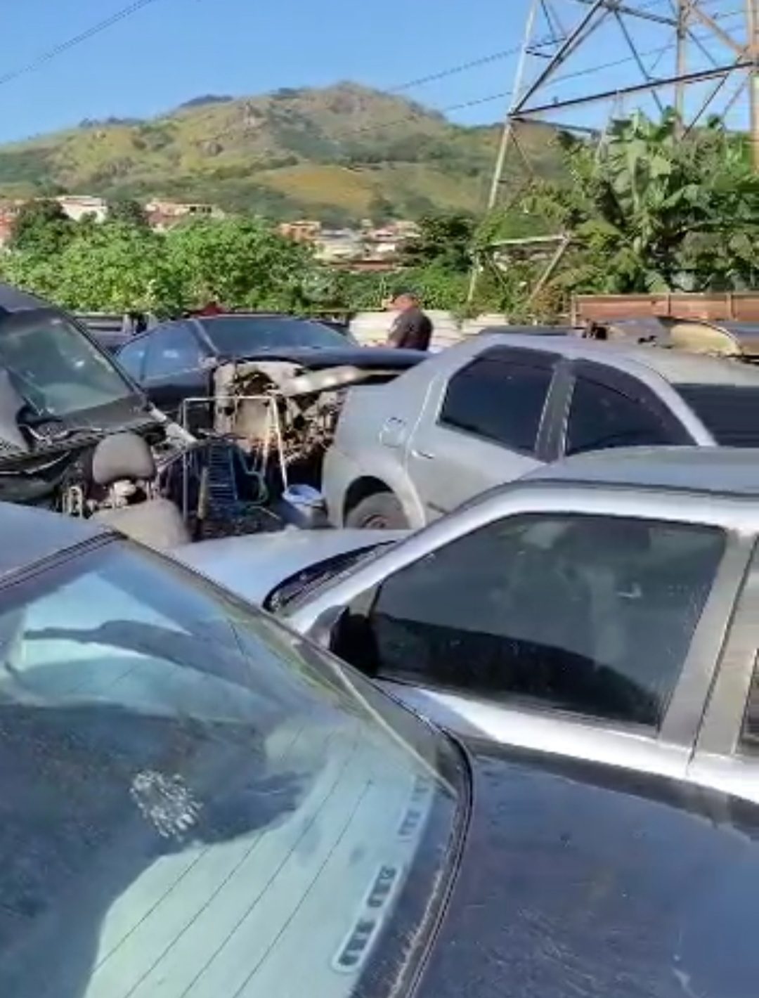 A SUBPREFEITURA  FLAGRA IRREGULARIDADES NUM FERRO VELHO NA ZONA OESTE( VIDEO)