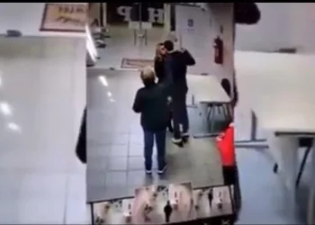 FIM DOS TEMPOS!! ALUNO AGRIDE DIRETORA DENTRO DE ESCOLA; VEJA O VÍDEO