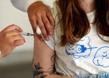 Adolescentes de 12 a 17 anos podem tomar a dose de reforço da vacina contra a Covid-19