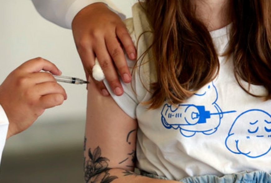 Adolescentes de 12 a 17 anos podem tomar a dose de reforço da vacina contra a Covid-19