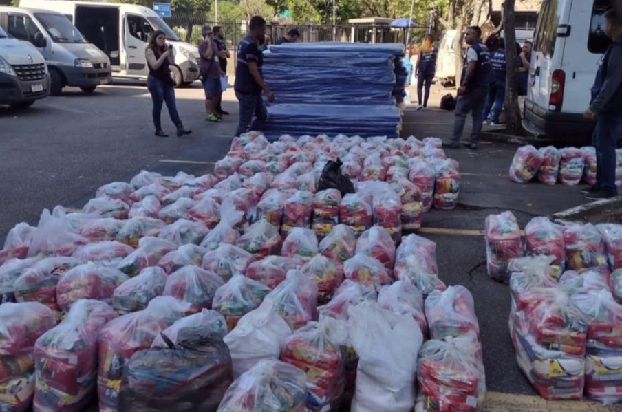 Prefeitura envia 3,8 toneladas em insumos de emergência e agentes da Defesa Civil municipal iniciam trabalho em Recife