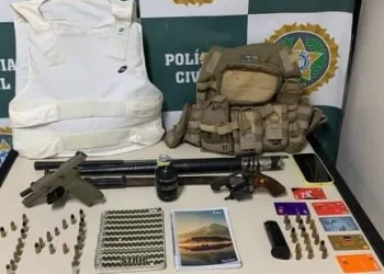 CASAL DE MILICIANOS É PRESO COM ARMAS, GRANADAS E COLETES NA ZONA OESTE