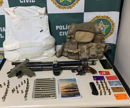 CASAL DE MILICIANOS É PRESO COM ARMAS, GRANADAS E COLETES NA ZONA OESTE