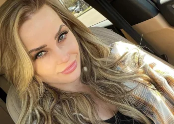 Influencer que falava sobre saúde mental comete suicídio aos 31 anos.