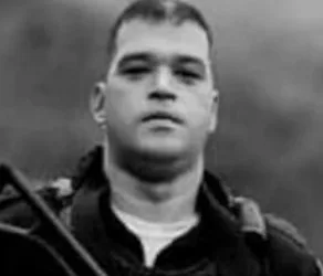 PM MORRE COM TIRO NA CABEÇA EM OPERAÇÃO NUMA COMUNIDADE NO RJ