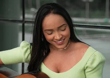 AOS 27 ANOS, MORRE CANTORA DE SERTANEJO  POR CARRO DESGOVERNADO
