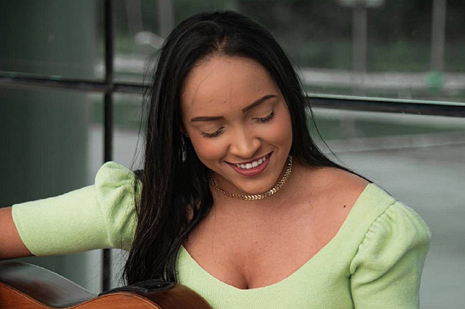AOS 27 ANOS, MORRE CANTORA DE SERTANEJO  POR CARRO DESGOVERNADO