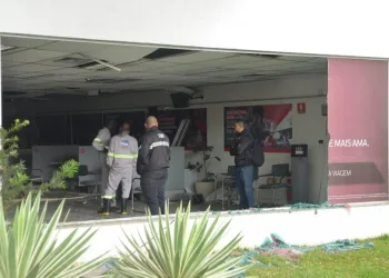 BANDIDOS NO RJ, EXPLODEM AGÊNCIA BANCÁRIA E FOGEM PELO MAR