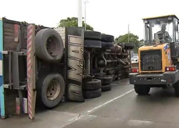MOTORISTA DE CAMINHÃO MORRE EM ACIDENTE NO RJ